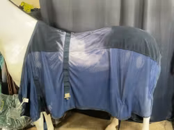 Flugtäcke med fleece på ryggen,150 cm, gjorden under magen fattas,två hål