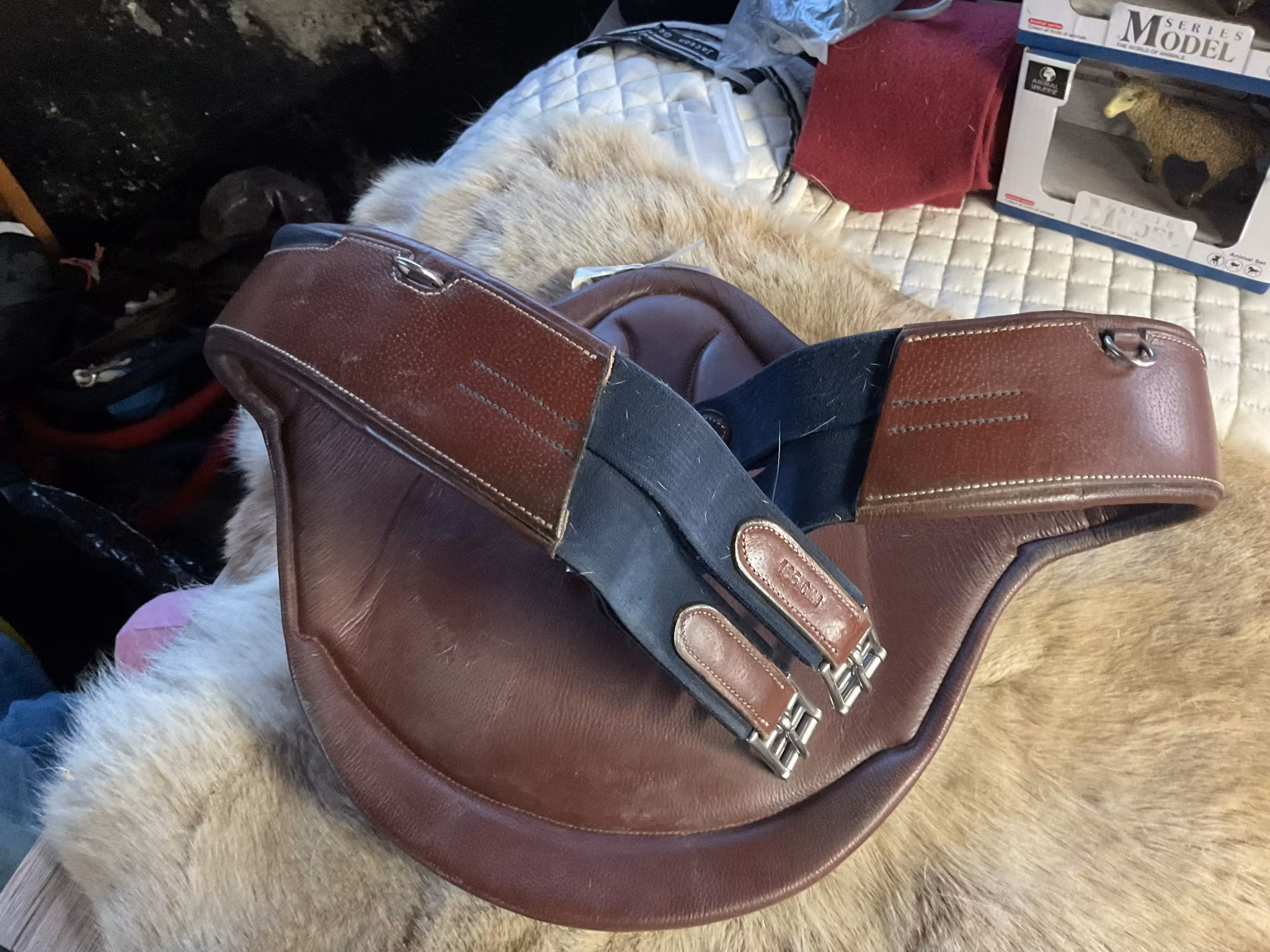 D`yon sadelgjord med magplatta, brun, 135 cm
