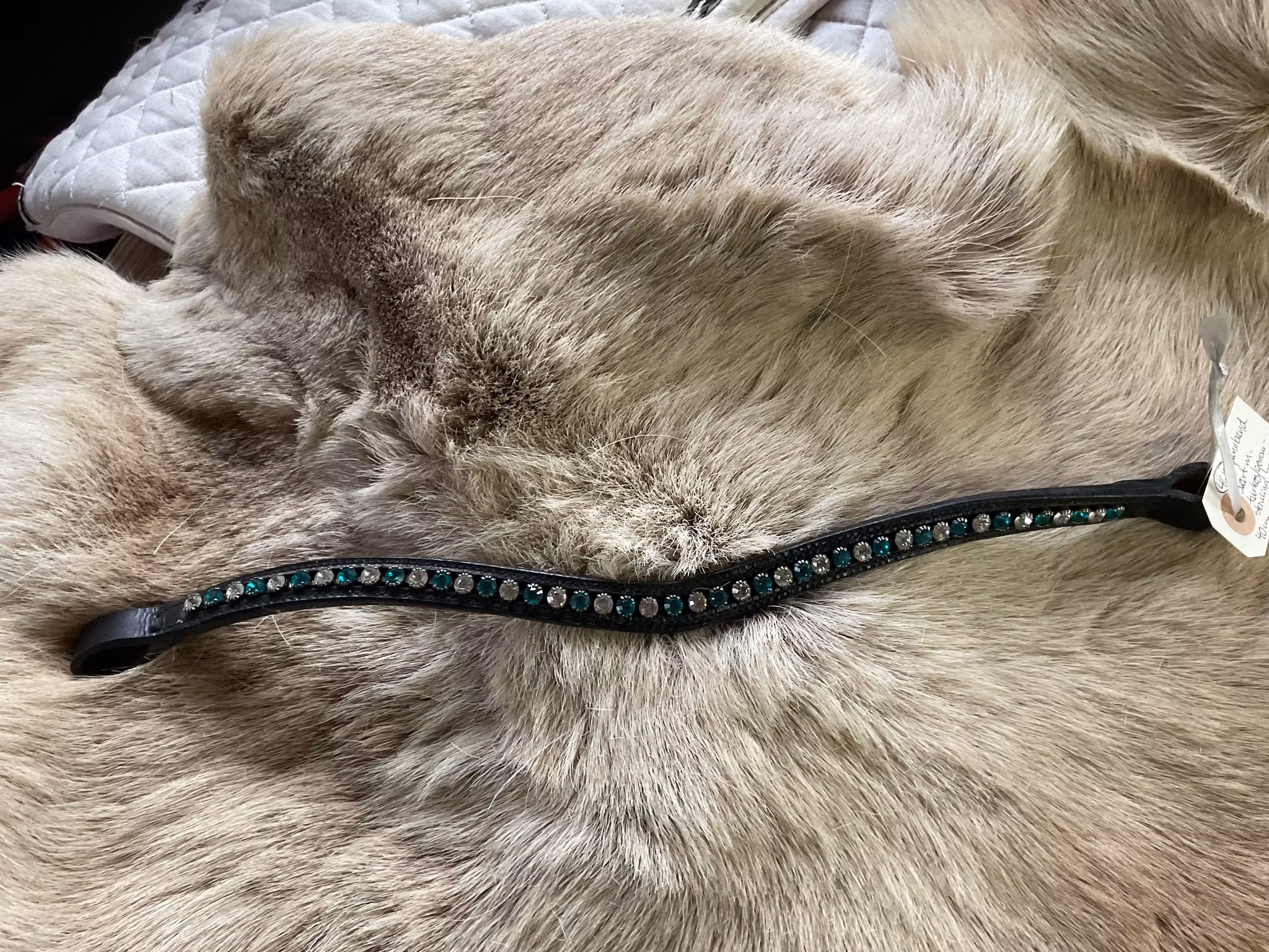 Pannband svart med turkos/genomskinliga pärlor, 40 cm