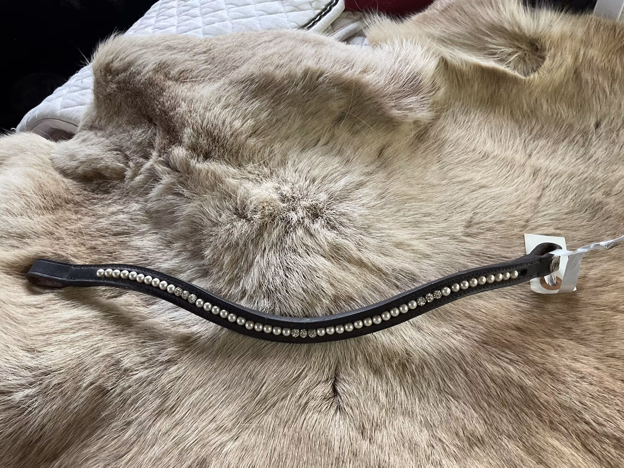 CH pannband med vita pärlor, fattas en, 40 cm