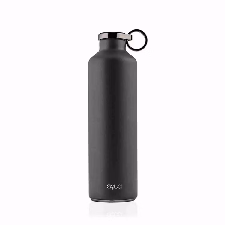 My Equa mörkgrå vattenflaska i rostfritt stål som rymmer 680 ml varm eller kall vätska.