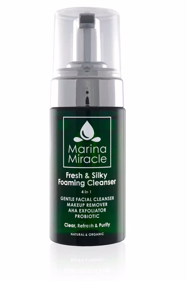 Fresh & Silky Foaming Cleanser Marina Miracle är en superlätt och silkigt foam för dig med normal till fet hud. Huden blir ren, mjuk och lugnad. och passar bra vid orenheter.  Ett milt och silkeslent