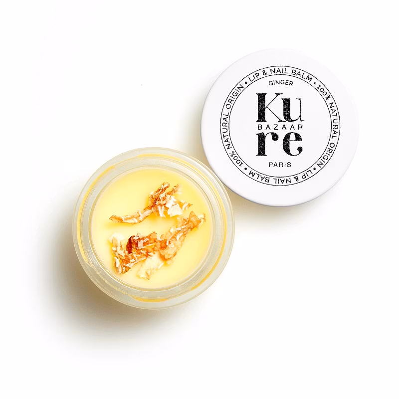 Kure Kure Bazaar Nail & Lip Balm Ginger är ett mjukgörande och reparerande balm för spruckna läppar och torra nagelband med ingefäraextrakt.
