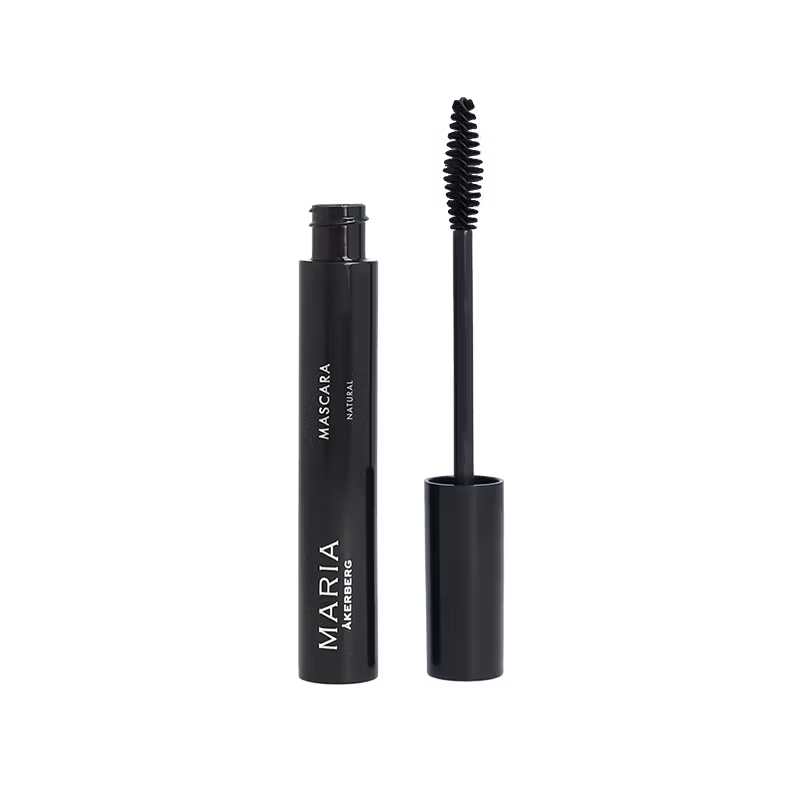Mascara Natural från Maria Åkerberg ger naturligt markerade och vackra fransar. Den tjocka fiberborsten och hudvårdande formulan förlänger och markerar varje enskild ögonfrans för en naturlig look.