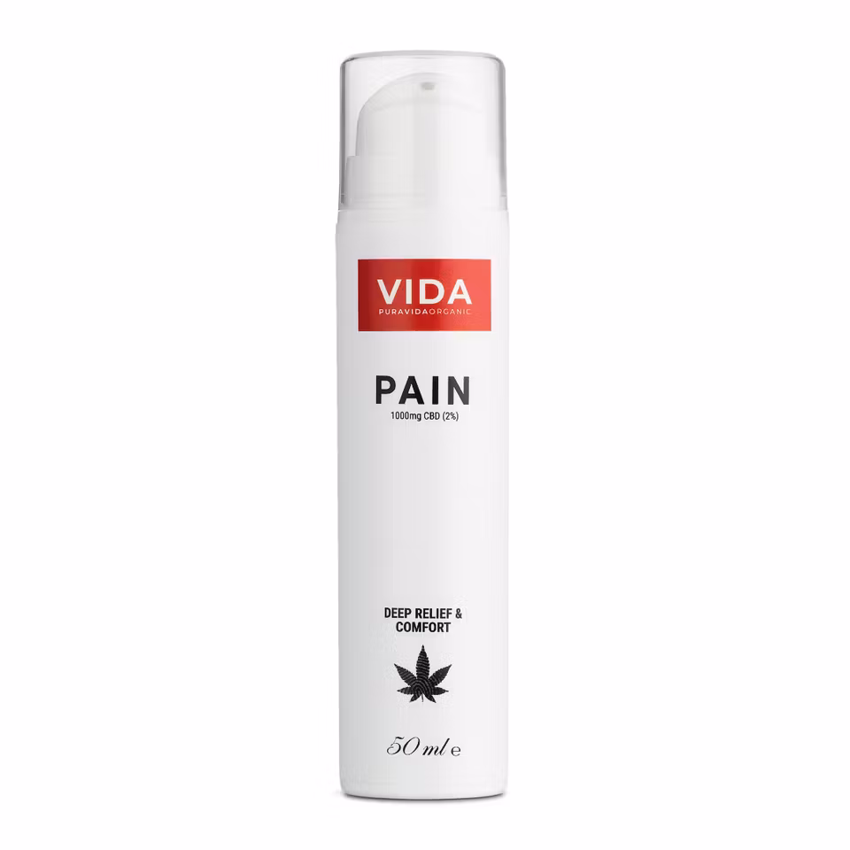 Pain Relief CBD-krämen från Pura Vida används vid överansträngda leder och muskler. Formulan innehåller växtbaserade extrakt och eteriska oljor med värmande egenskaper från hett ingefärsrotextrakt, ar