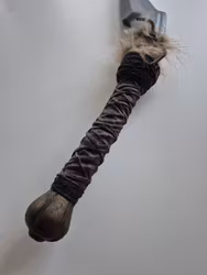 Khopesh med pälsdetaljer