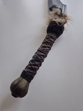 Khopesh med pälsdetaljer