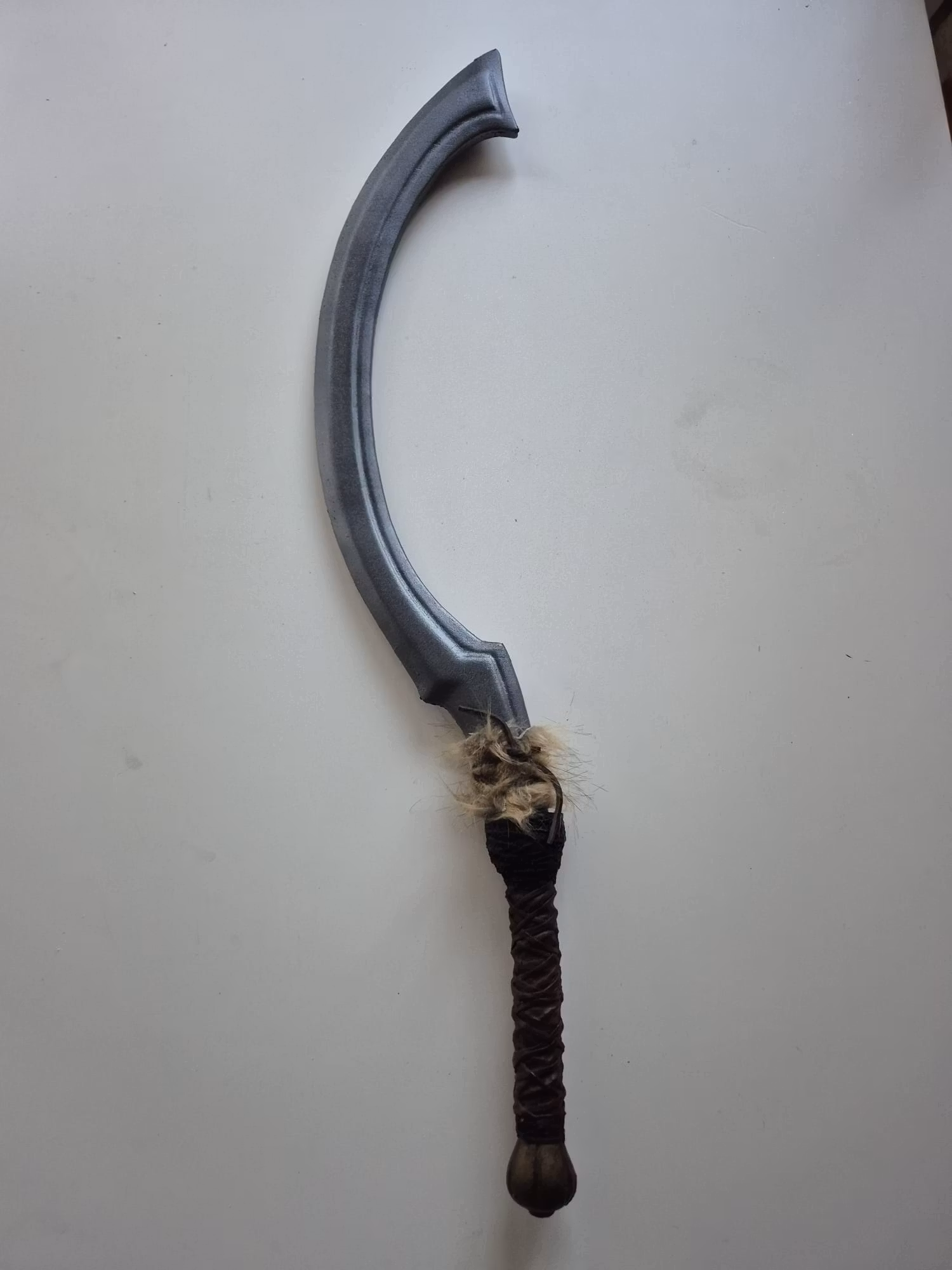Khopesh med pälsdetaljer