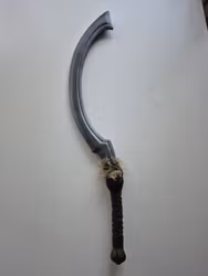 Khopesh med pälsdetaljer