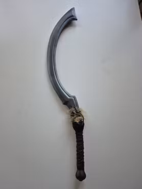 Khopesh med pälsdetaljer