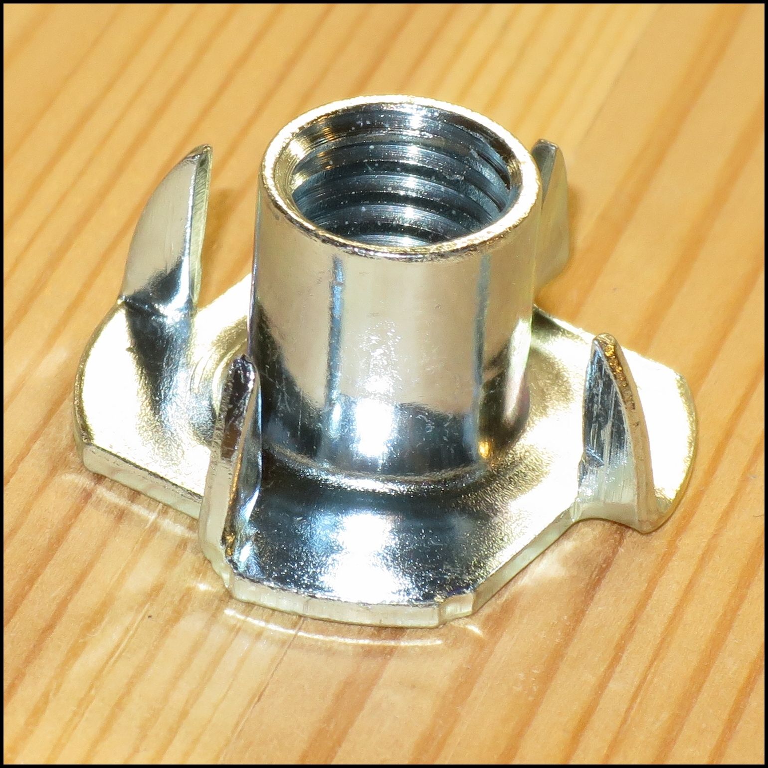ISLAGSMUTTER FÖRZINKAD M5 10st
