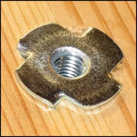 ISLAGSMUTTER FÖRZINKAD M6 10st