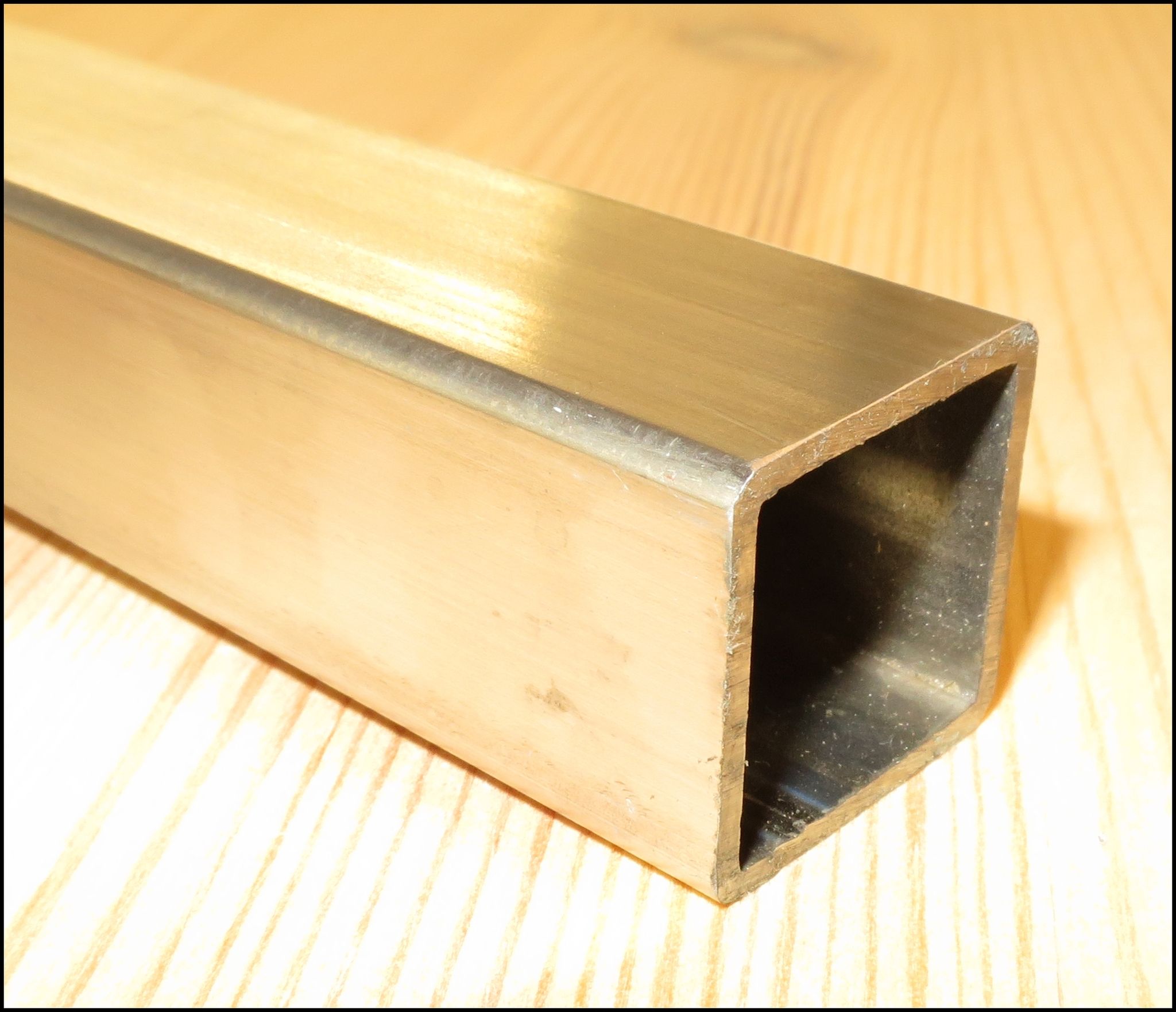 ROSTFRITT FYRKANTSRÖR / PROFILRÖR SLIPADE K240 15x15x1.5mm EN 1.4301