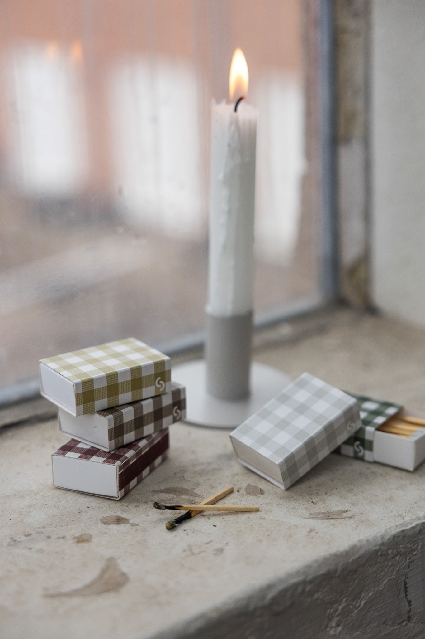 Liten greige tändsticksask "Rutan"