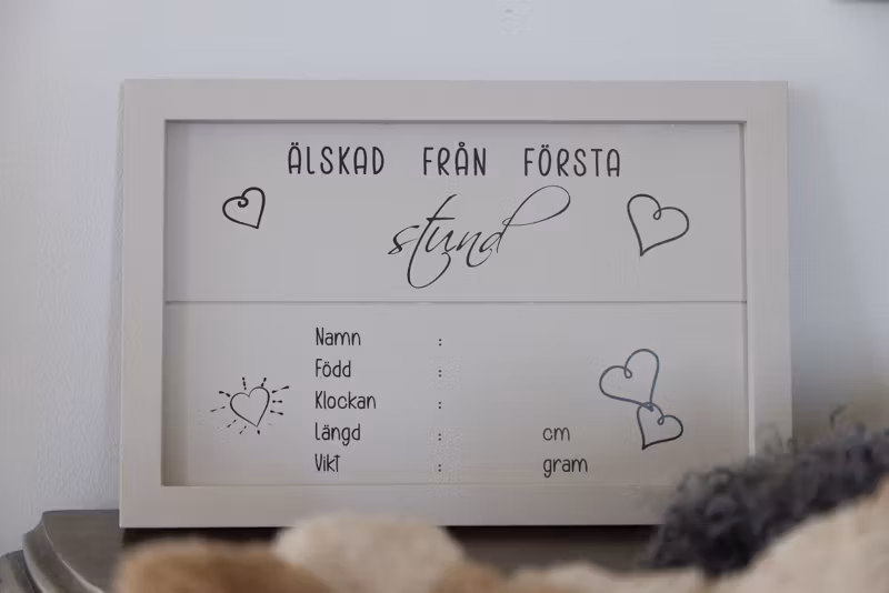 Beige tavla "Älskad från första stund"