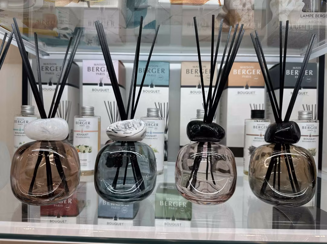 Rosa/Svart Liliflora Doftpinnar  - Maison Berger Sweden