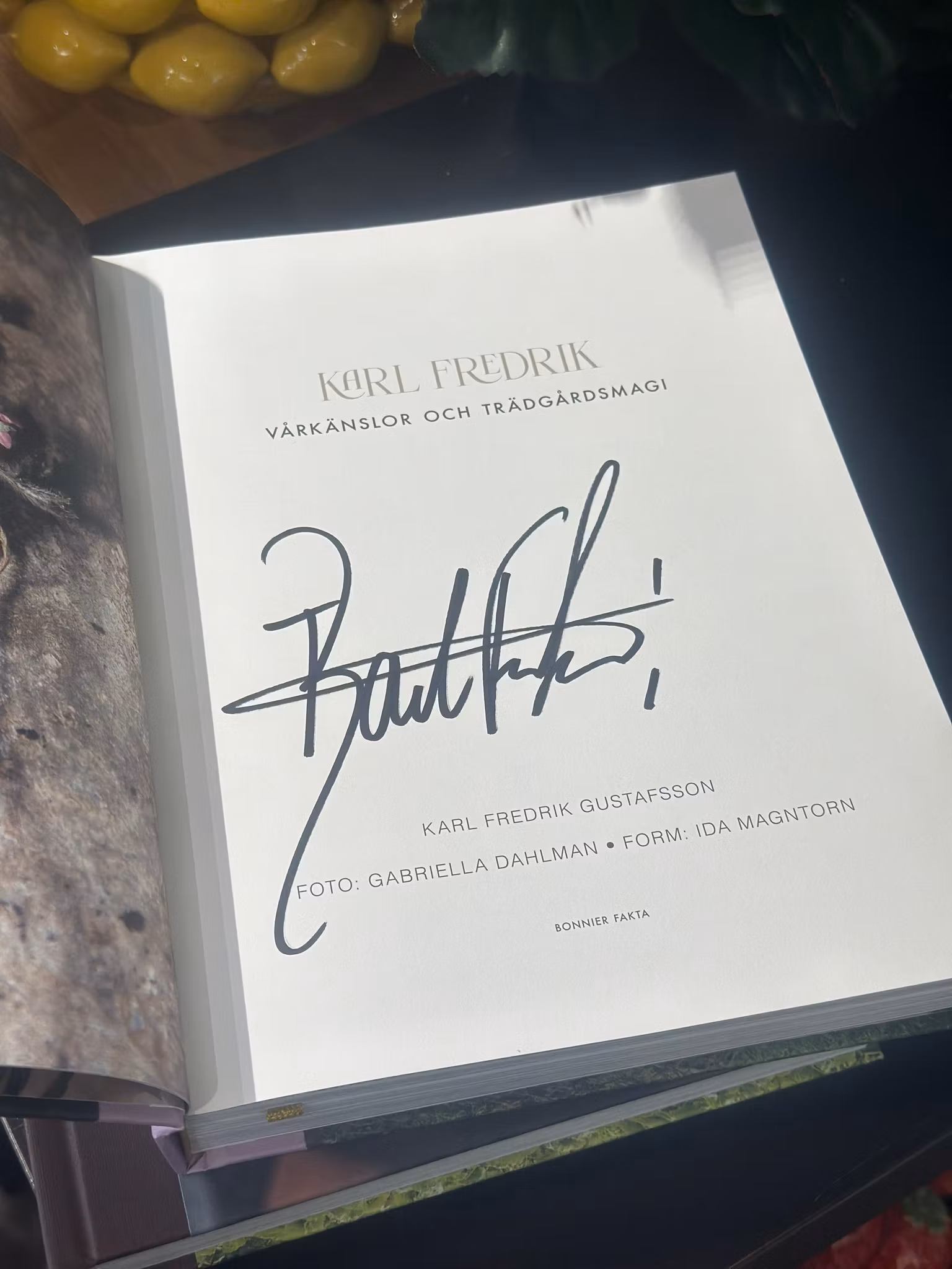Signerad bok av Karl-Fredrik på Eklaholm  "Mitt blomsterår på Österlen"