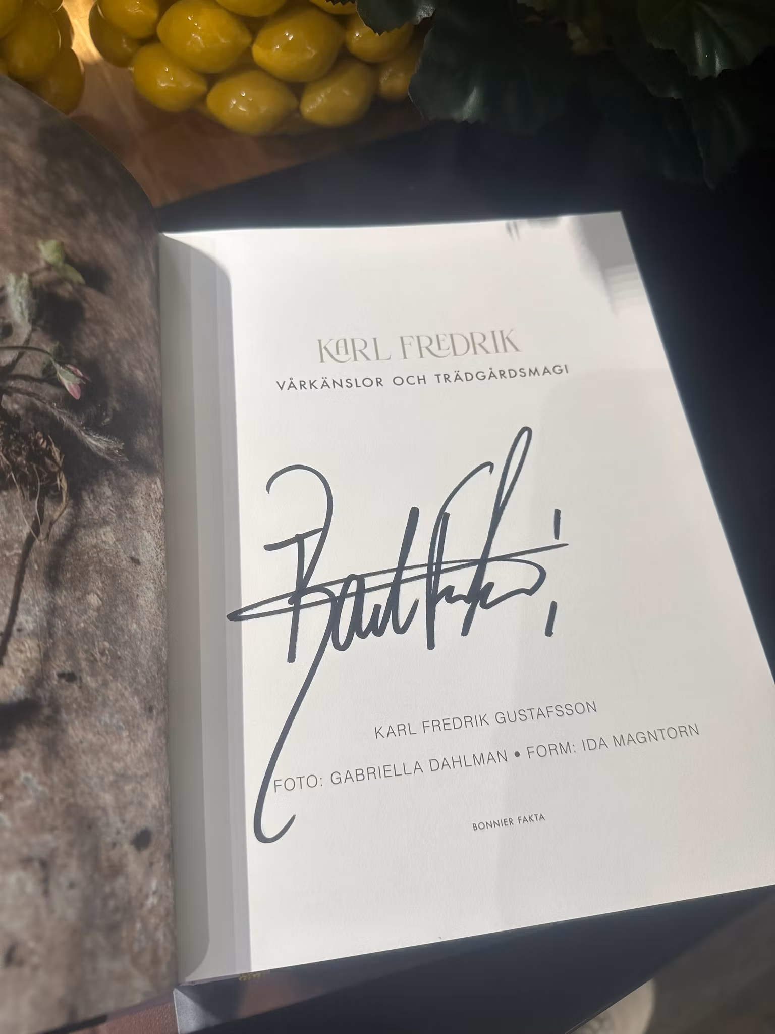Signerad bok av Karl-Fredrik på Eklaholm  "Vårkänslor och  Trädgårdsmagi"