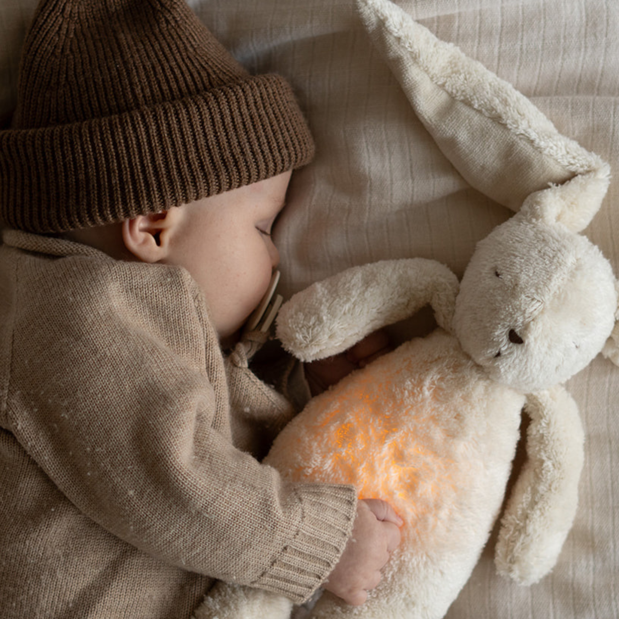 Moonie 2.0 The Organic Humming Bunny Kanin med lampa och ljud Sand natur