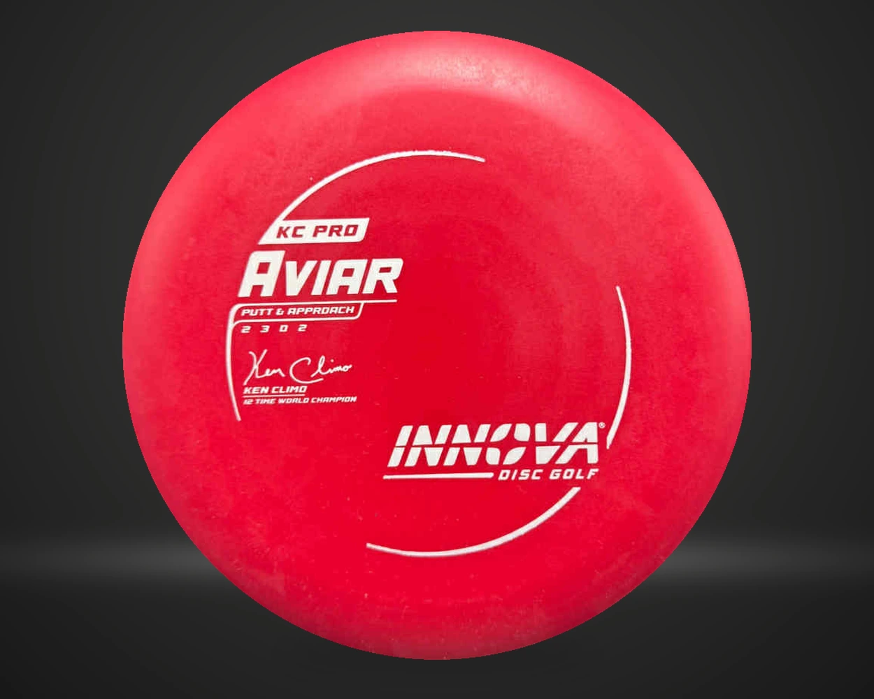 Innova Aviar KC-PRO putter i assortert farge, vist forfra på mørk produktbakgrunn