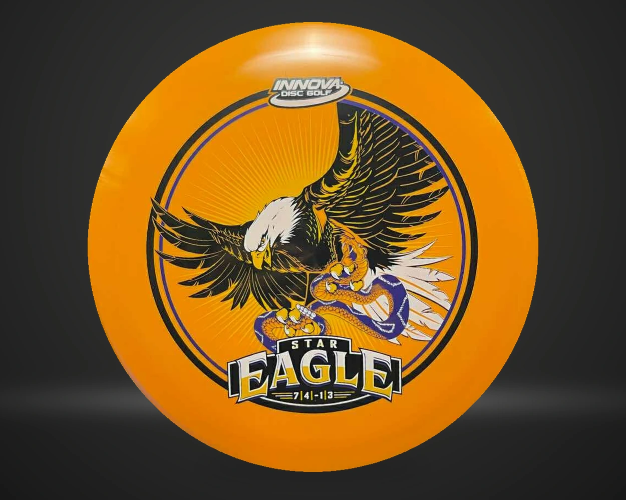 Innova Eagle fairway driver i oransje, vist forfra på mørk produktbakgrunn