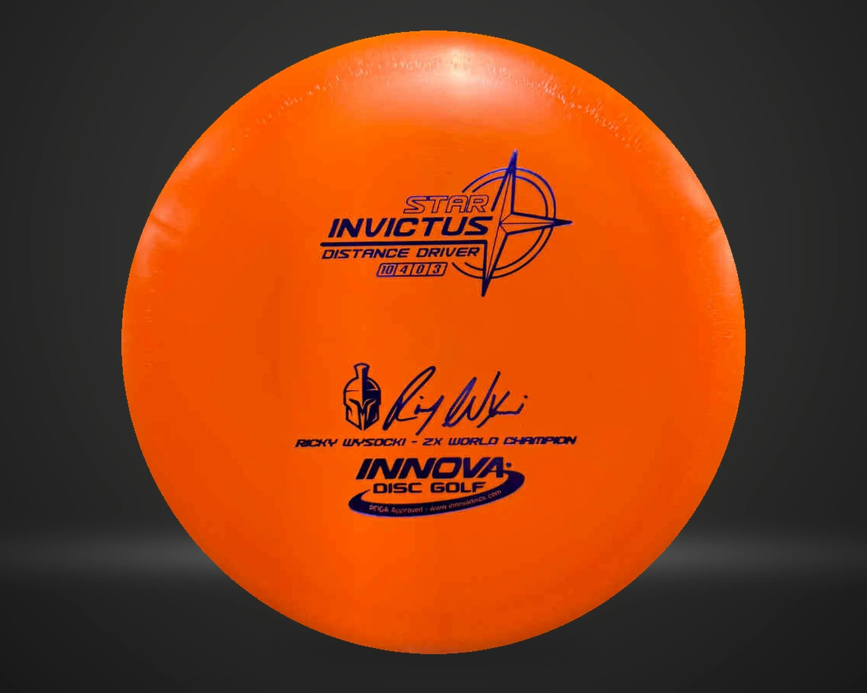 Star Invictus distance driver i oransje, vist forfra på mørk produktbakgrunn
