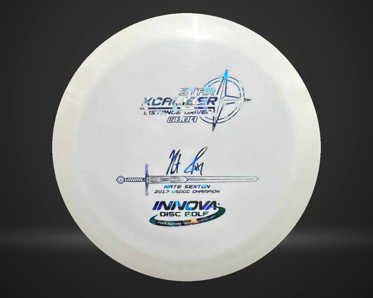 Star Xcaliber distance driver i hvit, vist forfra på mørk produktbakgrunn