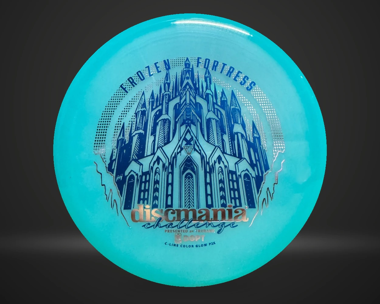 C-Line Glow P2x Triple Stamp Discmania Challenge putter, vist forfra på mørk produktbakgrunn
