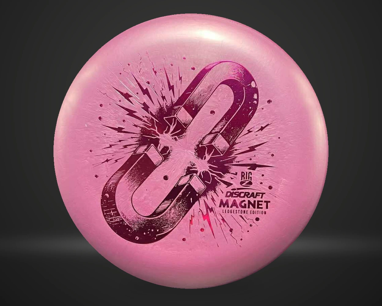 Big Z Magnet Ledgestone 2025 putter i rosa, vist forfra på mørk produktbakgrunn