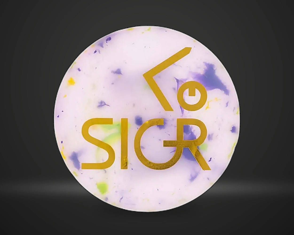 SIGR Flex mini marker for discgolf, detaljbilde på mørk produktbakgrunn