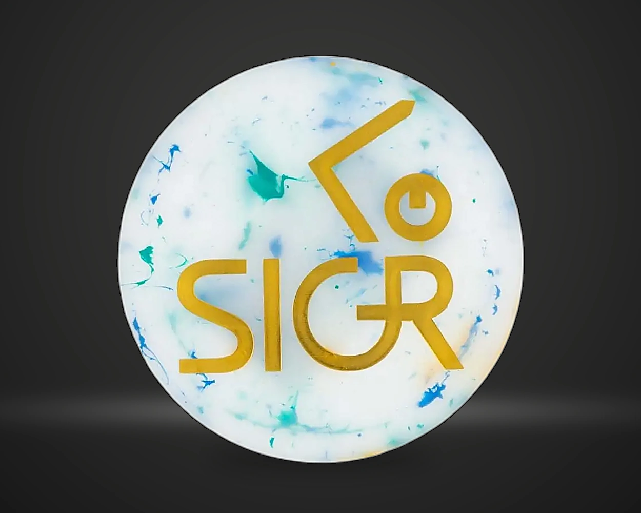 SIGR Flex mini marker for discgolf, detaljbilde på mørk produktbakgrunn