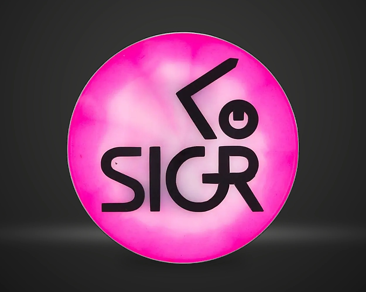 SIGR Flex mini marker for discgolf, detaljbilde på mørk produktbakgrunn