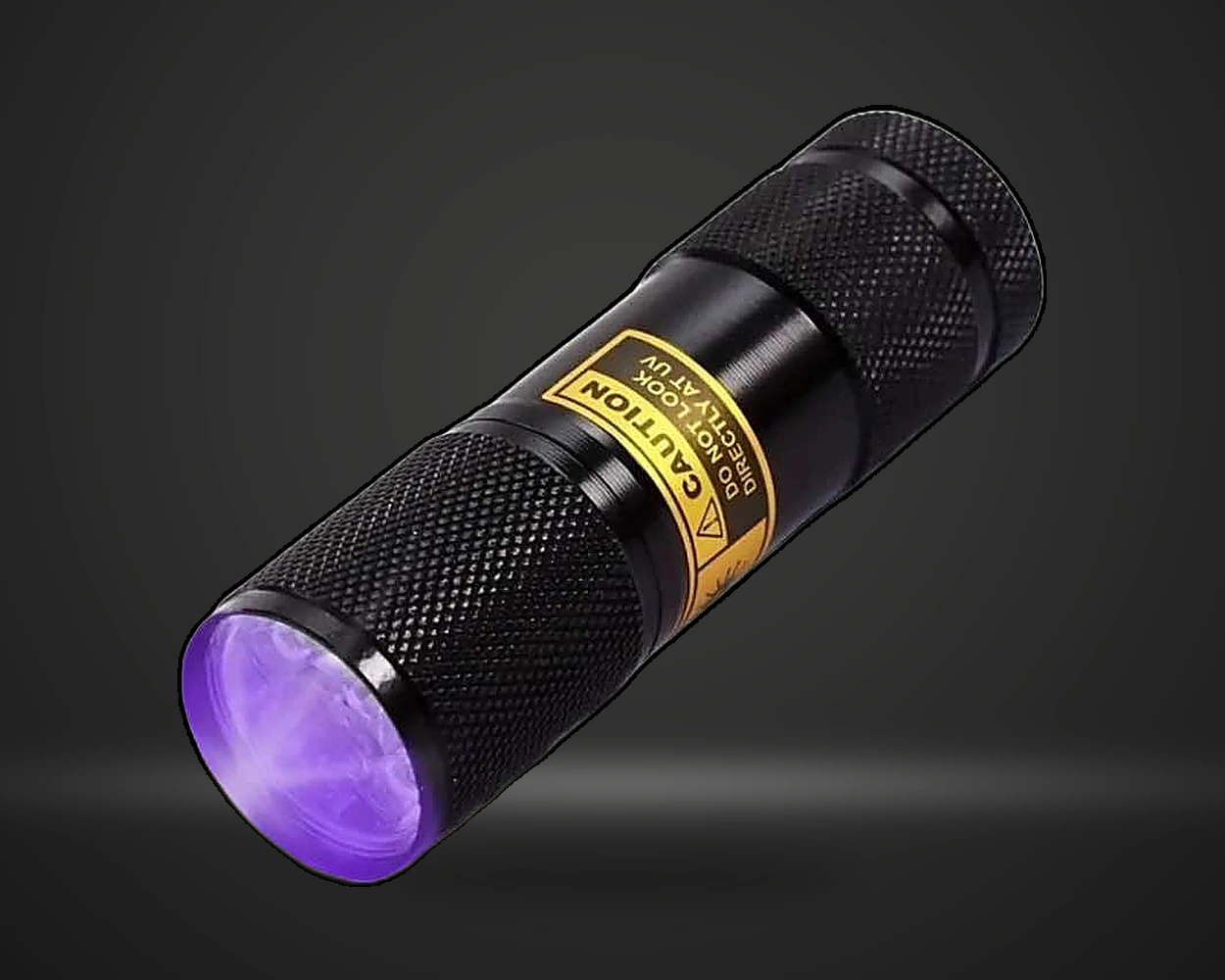 UV Mini 9 LED lommelykt i oransje, detaljbilde på mørk produktbakgrunn