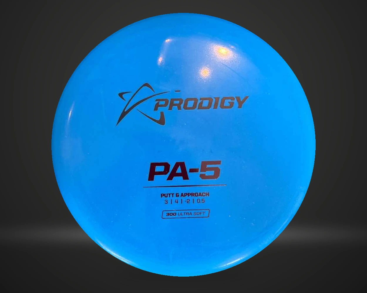 PA-5 300 Ultra Soft putter i blå, vist forfra på mørk produktbakgrunn