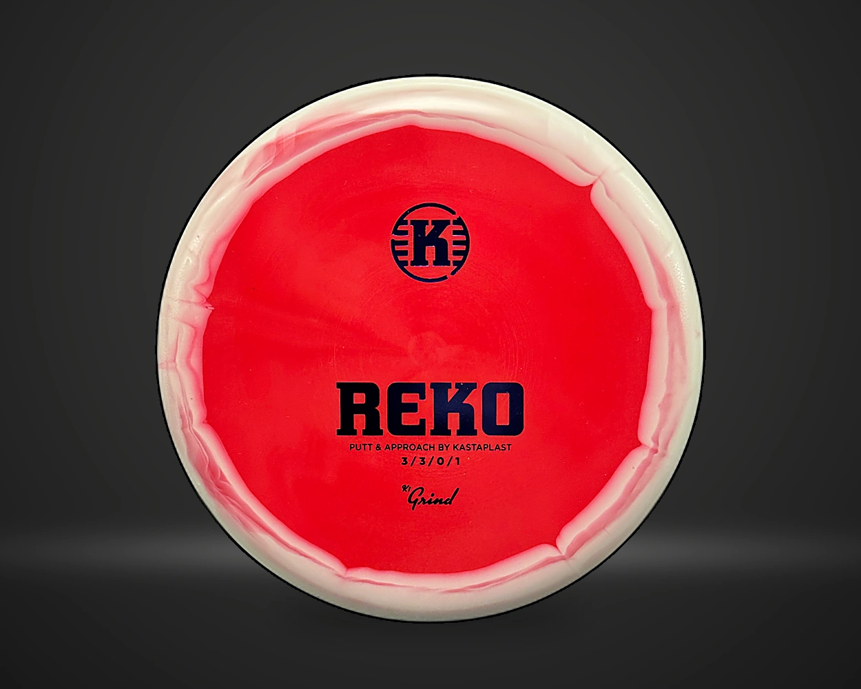 K1 Grind Reko putter i rød, vist forfra på mørk produktbakgrunn