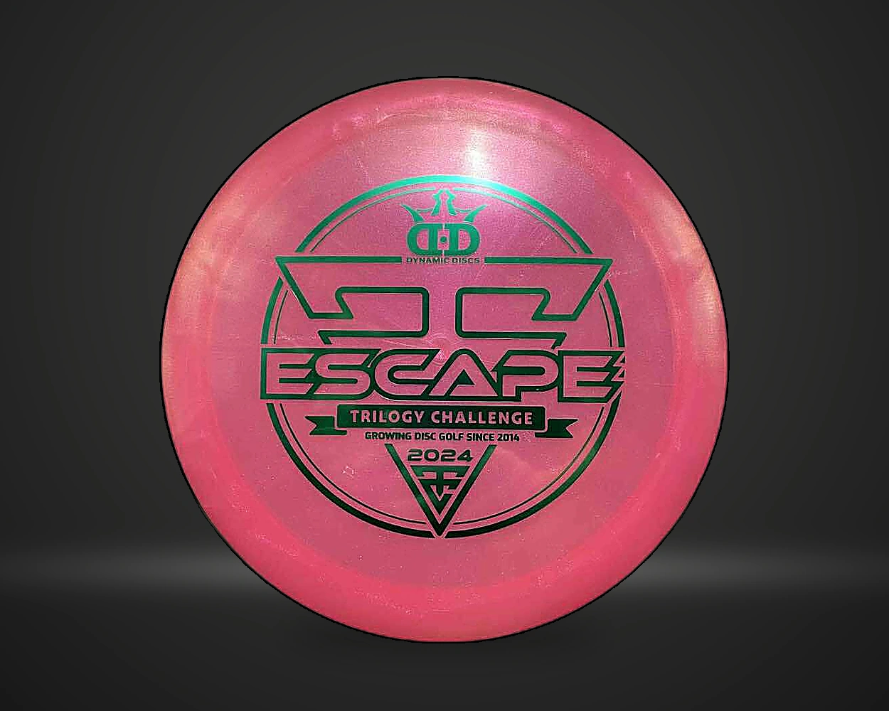 Lucid-Ice Glimmer Escape Trilogy Challenge 2024 fairway driver i rosa, vist forfra på mørk produktbakgrunn