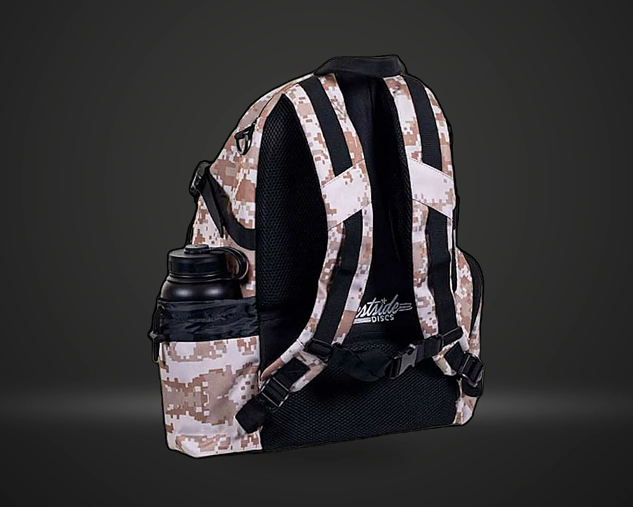 Westside Refuge Backpack discgolfsekk i desert camo, vist forfra på mørk produktbakgrunn
