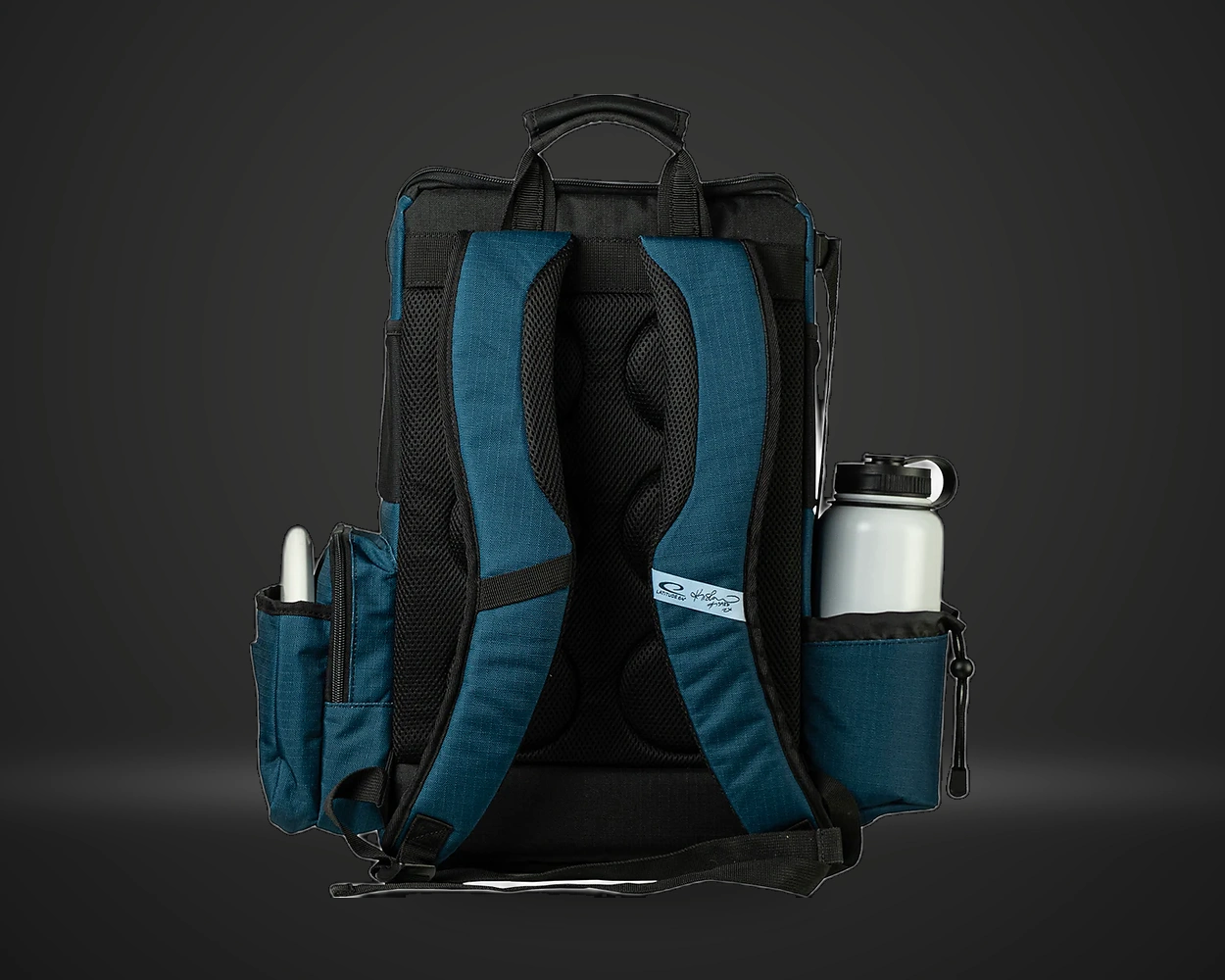 Core Pro E3 Backpack Kristin Lätt discgolfsekk, detaljbilde på mørk produktbakgrunn