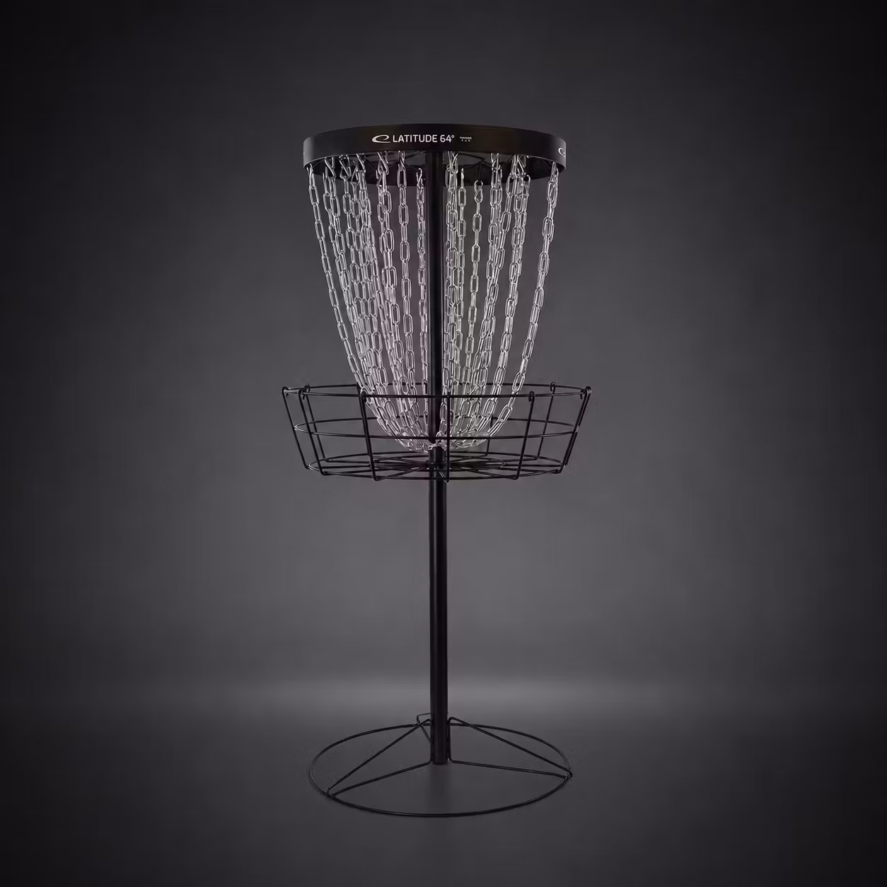 Latitude 64 Trainer Lite discgolfkurv i svart, vist på mørk produktbakgrunn