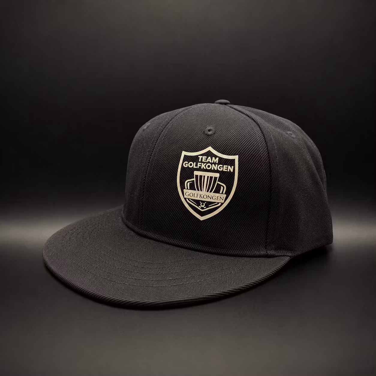 Team Golfkongen caps, vist på mørk produktbakgrunn