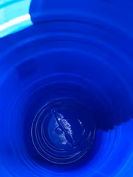 Plastfat 220 liter blå randig
