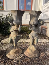 Trädgårdsurnor putto