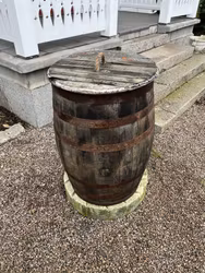 Whiskyfat 200 liter med öppningsbart lock