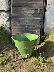 Vintage emaljerad balja på ställning