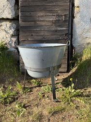 Vintage emaljerad balja på ställning