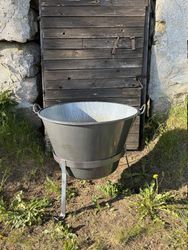 Vintage emaljerad balja på ställning