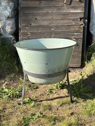 Vintage emaljerad balja på ställning