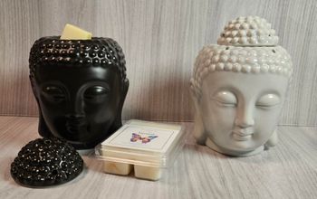 Buddha. Duftvoksbrenner i keramikk, lys grå.