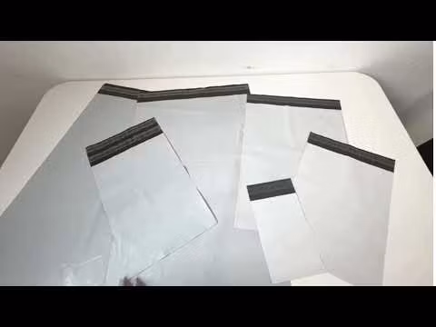 Video som visar skillnaden i färg på våra vita postorderpåsar/mailingbags. Vissa storlekar är gjorda av större del återvunnen plast.