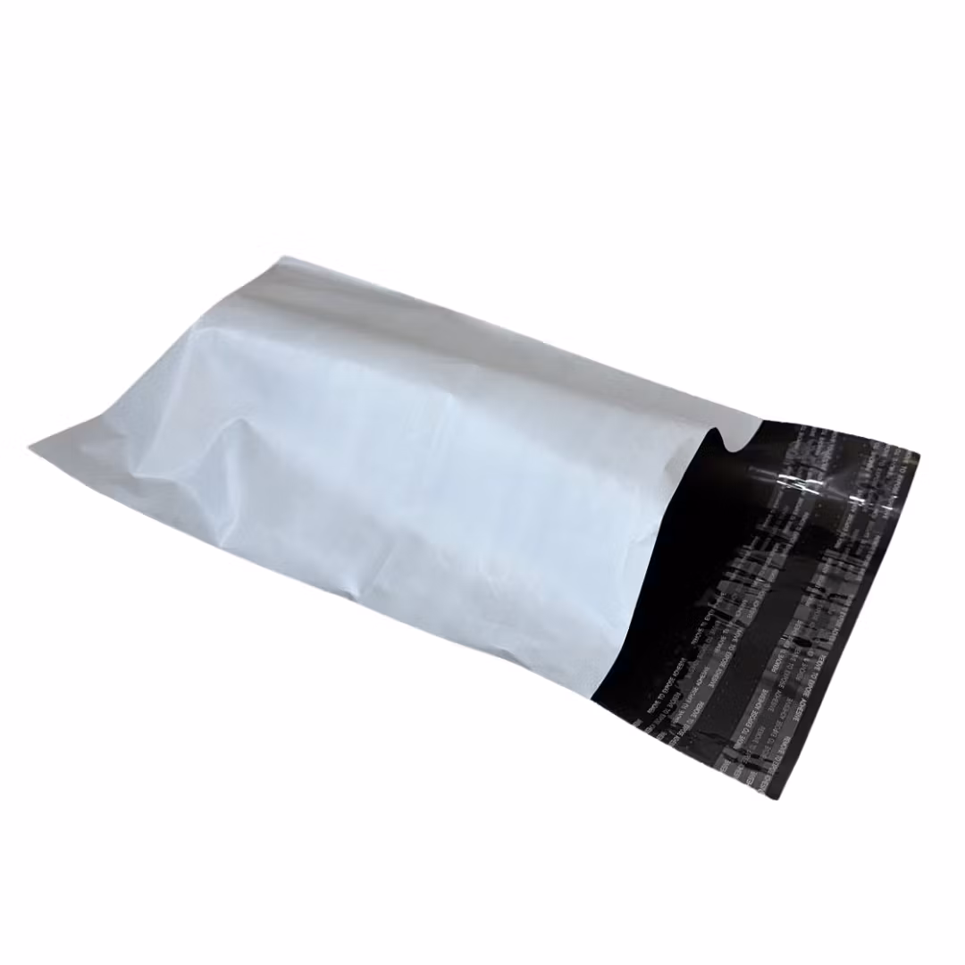 Vita mailingbag/postorderpåse med returremsa i storlek Medium. E-handelspåse med mått 23x36cm. Dubbel limremsa så kund kan returnera